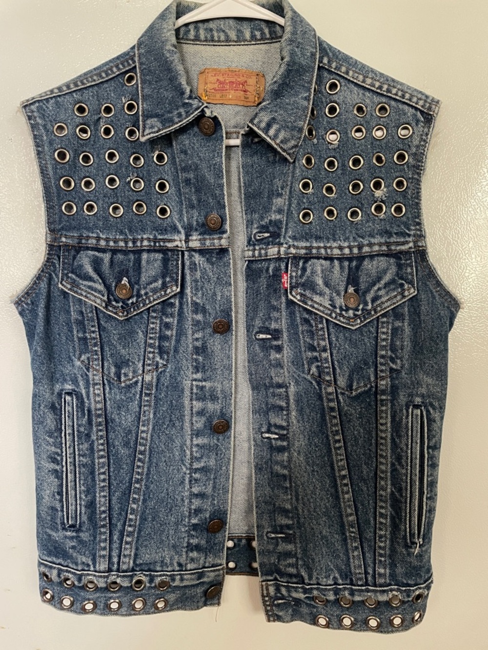Levi's 34R 100% Cotton Blue Denim Grommet Detail Vest Grunge Distressed Cunty